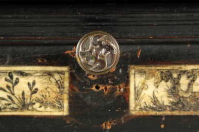 Particolare manico Stipo ebanizzato