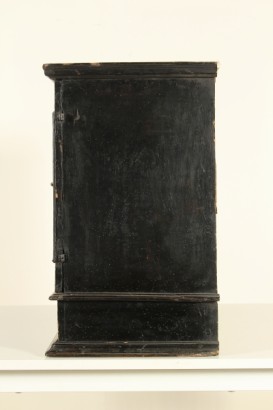 Particolare lato Stipo ebanizzato