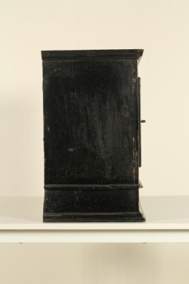 Particolare lato Stipo ebanizzato