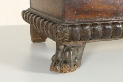 Particolare gambe Piccola panca-baule