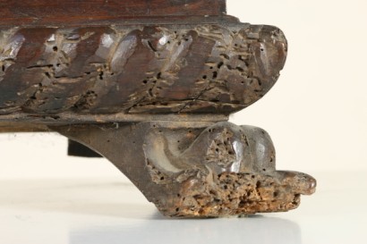 Particolare gamba Piccola panca-baule