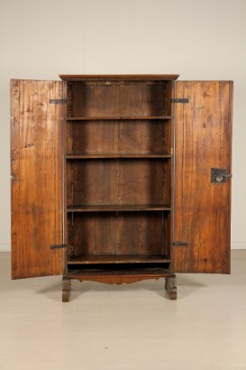 Particolare ante aperte Piccola dispensa