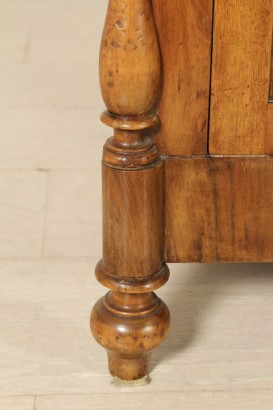 Particolare gamba Piccola vetrina Luigi Filippo