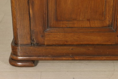 Particolare piede Libreria quattro ante