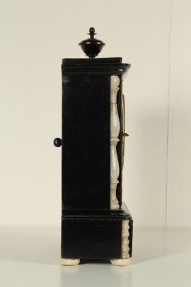 Particolare lato Orologio da tavolo