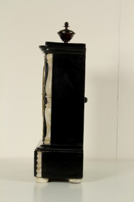 Particolare lato Orologio da tavolo