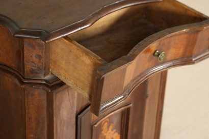 Bestimmten Schublade mit eingelegten Kniebank