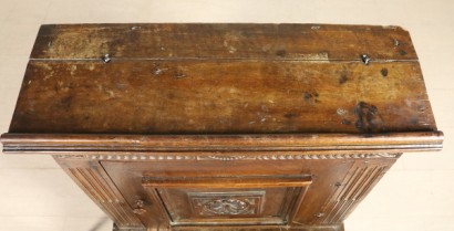 Particular plan carved Kneeler