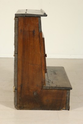 Particular side carved Kneeler