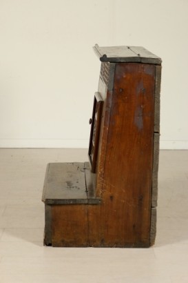 Particular side carved Kneeler