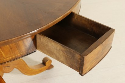 Particolare cassetto aperto Tavolo tondo intarsiato