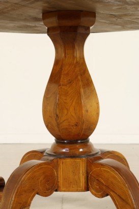 Particolare struttura Tavolo tondo intarsiato