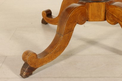 Particolare gambe Tavolo tondo intarsiato