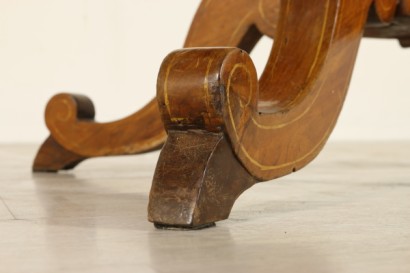 Particolare piedi Tavolo tondo intarsiato