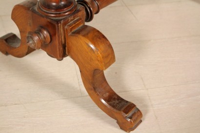 Particolare piede Tavolino a biscotto