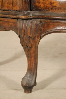 Particolare gamba Coppia comò stile barocchetto