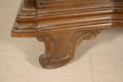 Particolare piede Comodino in Stile