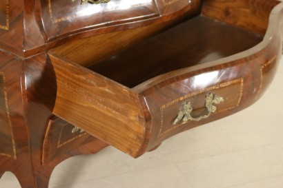Particolare cassetto aperto Comò in stile barocchetto