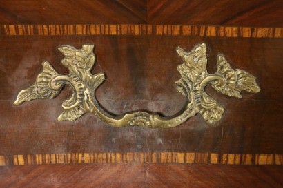 Particolare manico Comò in stile barocchetto