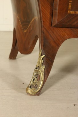 Particolare gambe Comò in stile barocchetto