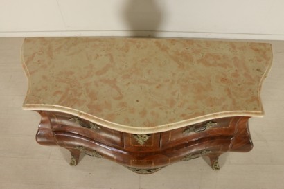 Particolare piano Comò in stile barocchetto