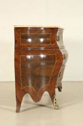 Particolare lato Comò in stile barocchetto