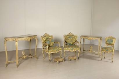 Determinado par de sillones, puff y silla