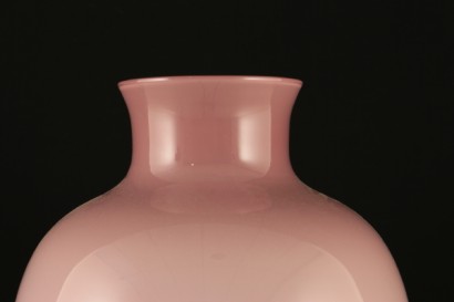 Particolare Vaso opalino in vetro rosa incamiciato