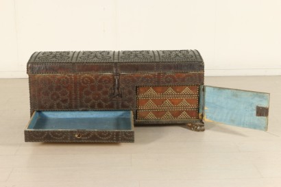 Tronc recouvert de cuir avec portes ouvertes