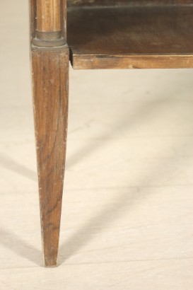 Vue de côté de jambe particulier bibliothèque Empire