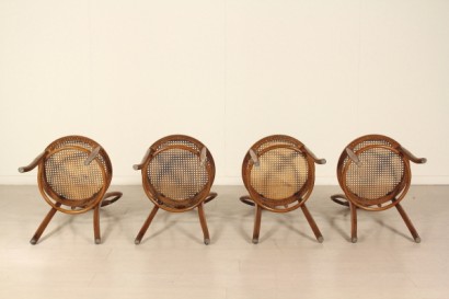 Gruppo 4 sedie sotto