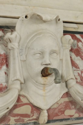 Particular wall fountain