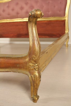 Letto matrimoniale dorato particolare