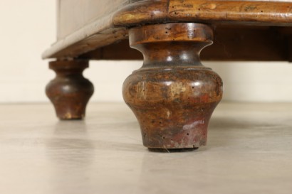 Scrittoio da centro piedini