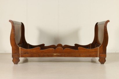 Sleigh bed