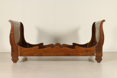 Sleigh bed