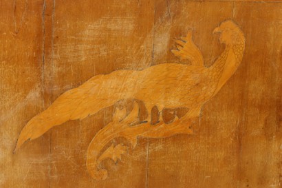 Particolare intaglio ripiano Tavolino Rolo