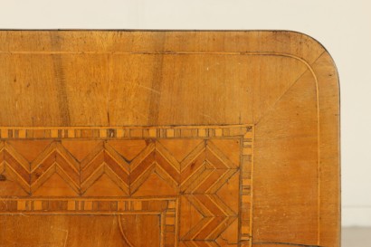 Particolare intaglio ripiano Tavolino Rolo