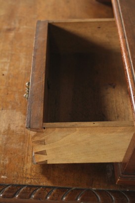 Particolare Piccolo scrittoio da centro