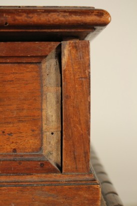 Particolare Piccolo scrittoio da centro