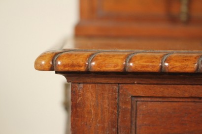 Particolare Piccolo scrittoio da centro