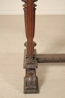 Particolare gamba Piccolo scrittoio da centro