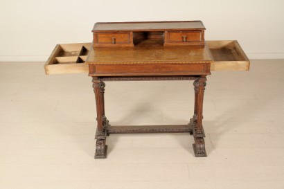 Piccolo scrittoio da centro con ante aperte