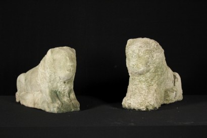 Coppia di piccoli leoni in pietra