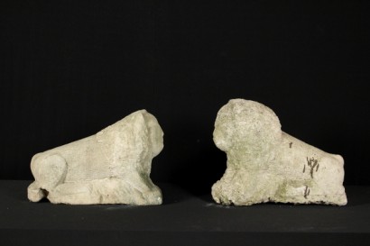 Coppia di piccoli leoni in pietra lato