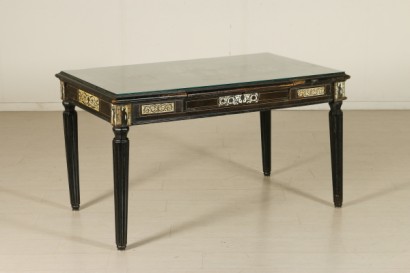Mesa con incrustaciones