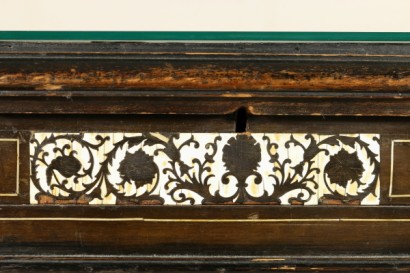 Escritorio con incrustaciones, decoraciones