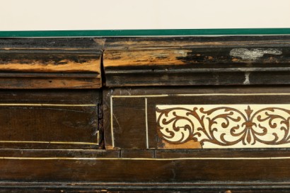 Escritorio con incrustaciones, decoraciones