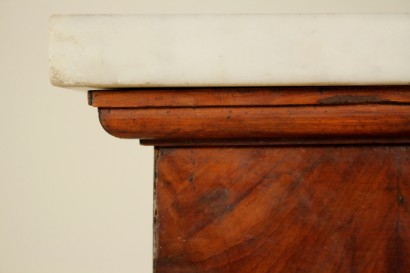 Particolare Comodino con piano marmo di Carrara