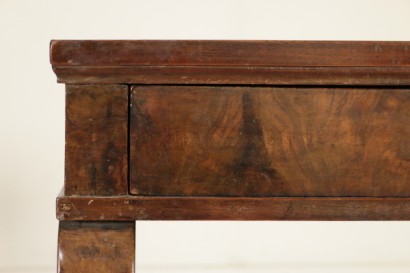 Particolare tavolo-consolle da centro